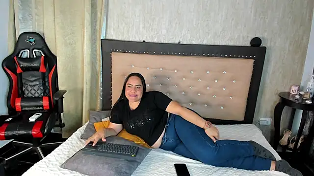 Zoedeleon online show from May 9, 7:30 pm
