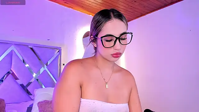 Snapshot of MartinaVizmara_ chatting on July 11, 5:37 pm MartinaVizmara online show from July 11, 5:37 pm