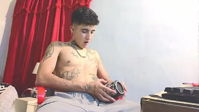 Snapshot of charles_carterxxx chatting on May 14, 10:05 pm charles carterxxx online show from May 14, 10:05 pm