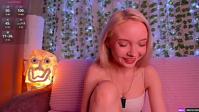 Snapshot of _CloudNine_ chatting on May 9, 2:06 am CloudNine online show from May 9, 2:06 am