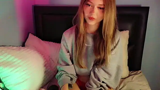 Snapshot of Finally18Cicii chatting on June 1, 11:39 pm Finally18Cicii online show from June 1, 11:39 pm