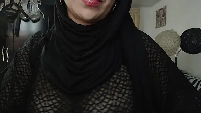 Snapshot of nadia__abaud chatting on December 27, 8:24 am nadia  abaud online show from December 27, 8:24 am