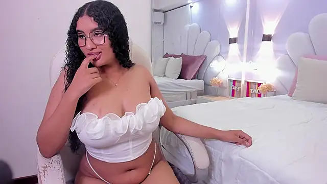 Snapshot of roxy_domnin chatting on May 9, 4:39 am roxy domnin online show from May 9, 4:39 am
