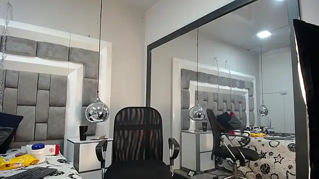 Snapshot of Lucie_Red chatting on June 7, 7:39 pm Lucie Red online show from June 7, 7:39 pm