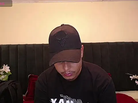 Snapshot of noah_oliver1 chatting on May 1, 5:17 pm noah oliver1 online show from May 1, 5:17 pm