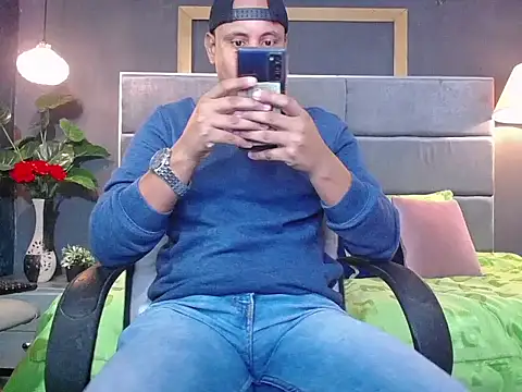 Snapshot of noah_oliver1 chatting on June 7, 1:21 am noah oliver1 online show from June 7, 1:21 am