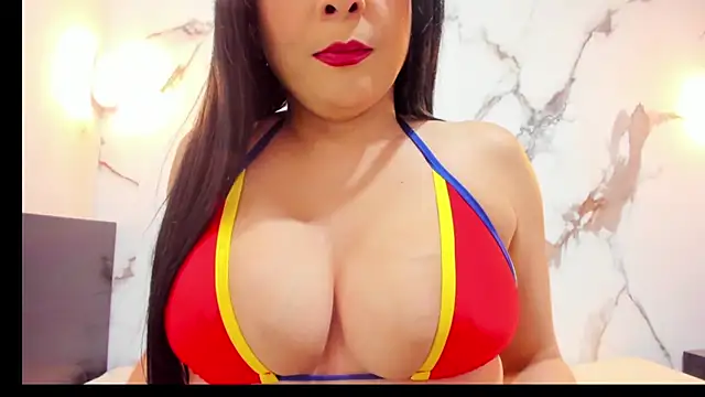 Snapshot of LauraCollinss chatting on June 17, 4:26 am LauraCollinss online show from June 17, 4:26 am