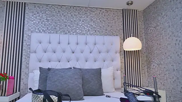 Snapshot of VioletSweetts chatting on May 19, 7:20 pm VioletSweetts online show from May 19, 7:20 pm