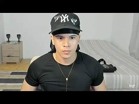 Snapshot of sant_wahlberg chatting on May 9, 10:26 pm sant wahlberg online show from May 9, 10:26 pm