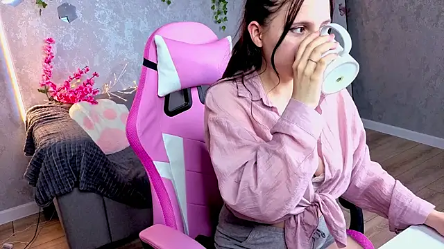 Julia Shyy online show from June 5, 6:52 am