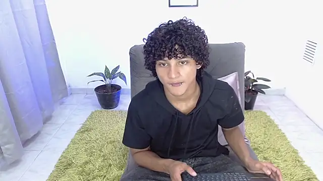 Snapshot of hades_derox_ chatting on June 12, 12:20 am hades derox online show from June 12, 12:20 am
