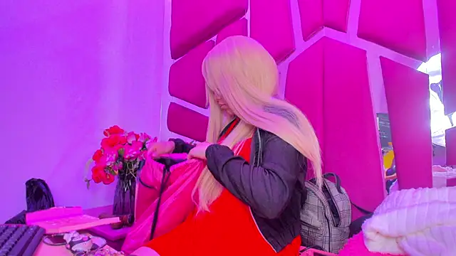 Snapshot of ivyqueen28 chatting on June 1, 9:49 pm ivyqueen28 online show from June 1, 9:49 pm
