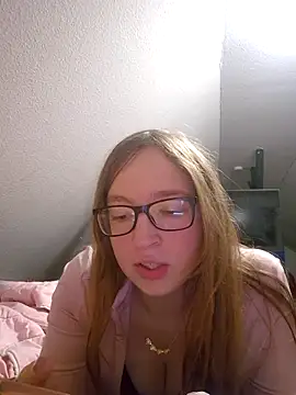 Snapshot of Freaky-Doll chatting on June 5, 10:04 pm Freaky-Doll online show from June 5, 10:04 pm