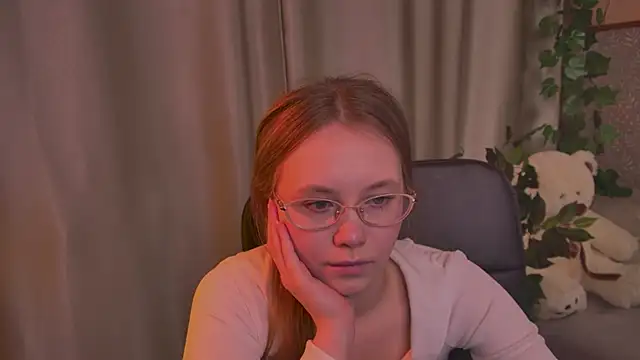 Snapshot of FloraLarsson chatting on June 5, 6:52 am FloraLarsson online show from June 5, 6:52 am