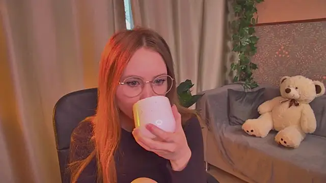 Snapshot of FloraLarsson chatting on June 8, 10:26 am FloraLarsson online show from June 8, 10:26 am