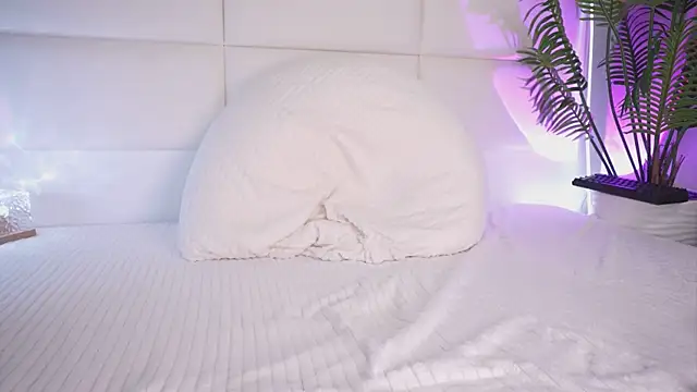 Snapshot of Juliadragon chatting on December 10, 6:44 am Juliadragon online show from December 10, 6:44 am