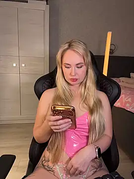 Snapshot of Kitty-Kelsi chatting on June 12, 9:19 am Kitty-Kelsi online show from June 12, 9:19 am