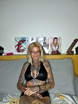 Sarah-Daniels online show from April 30, 8:57 pm