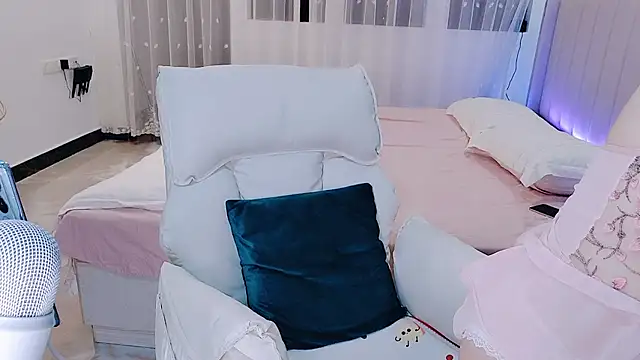 Snapshot of cute_iiii chatting on May 9, 11:26 am cute iiii online show from May 9, 11:26 am