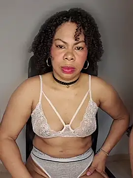 Cassandra em  online show from May 7, 3:39 pm