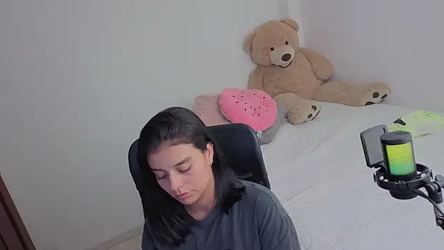 Snapshot of valerihouse_ chatting on June 3, 1:30 am valerihouse online show from June 3, 1:30 am
