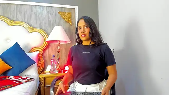 Snapshot of emilly_sweett chatting on August 5, 7:49 pm emilly sweett online show from August 5, 7:49 pm