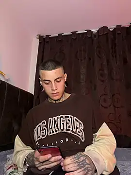 Snapshot of _valentinoooo chatting on July 10, 3:44 am valentinoooo online show from July 10, 3:44 am