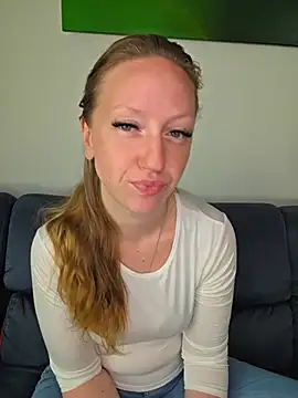 Snapshot of SweetGermanAlina chatting on July 5, 8:43 am SweetGermanAlina online show from July 5, 8:43 am