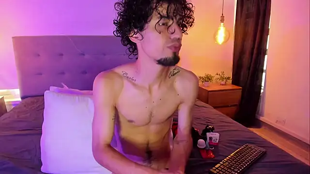 Snapshot of MichaelEvanss_ chatting on June 23, 12:47 pm MichaelEvanss online show from June 23, 12:47 pm