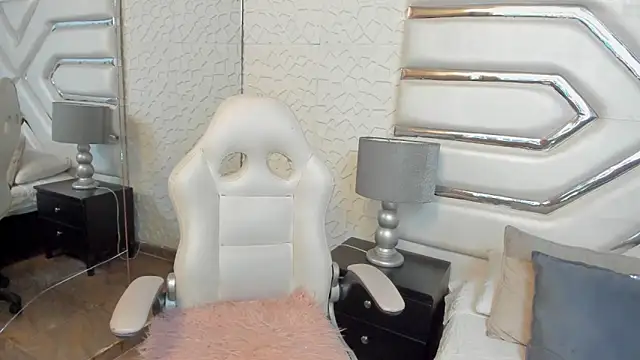 Snapshot of KattyLilli chatting on June 24, 11:04 pm KattyLilli online show from June 24, 11:04 pm