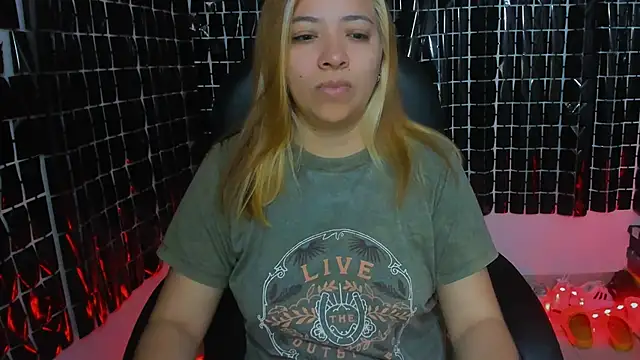 Snapshot of MissAlmaFenix chatting on June 3, 2:44 pm MissAlmaFenix online show from June 3, 2:44 pm