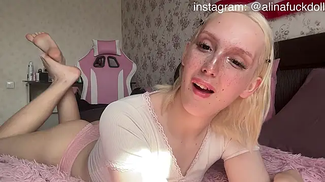 Snapshot of llinabarbie chatting on July 19, 12:42 pm llinabarbie online show from July 19, 12:42 pm