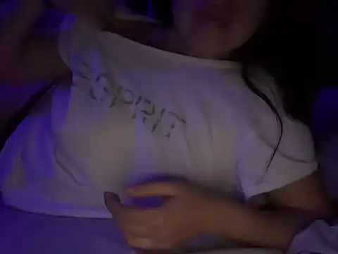 gigi333336 online show from May 4, 8:21 am