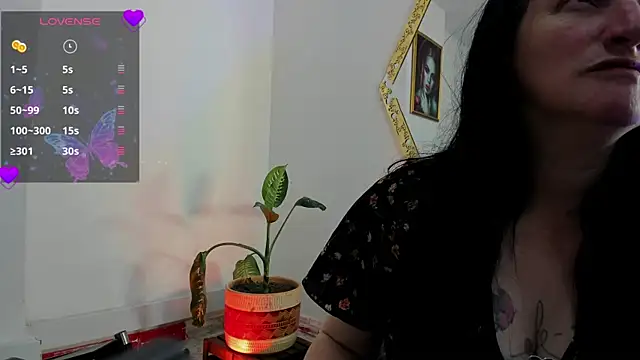 Snapshot of CloeMature chatting on May 12, 2:19 am CloeMature online show from May 12, 2:19 am