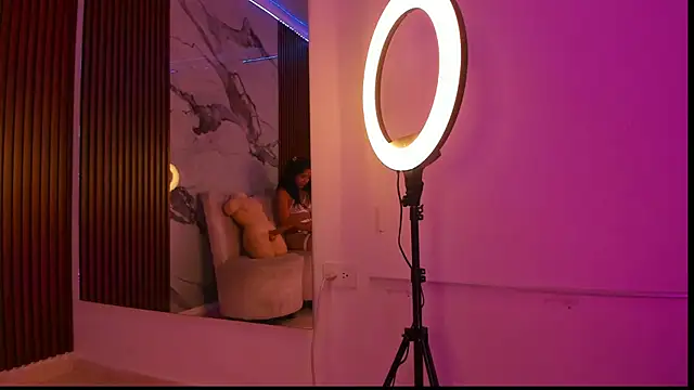 Snapshot of GabyHott_ chatting on June 19, 9:40 pm GabyHott online show from June 19, 9:40 pm