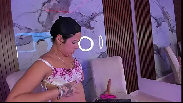 Snapshot of GabyHott_ chatting on June 29, 1:56 am GabyHott online show from June 29, 1:56 am