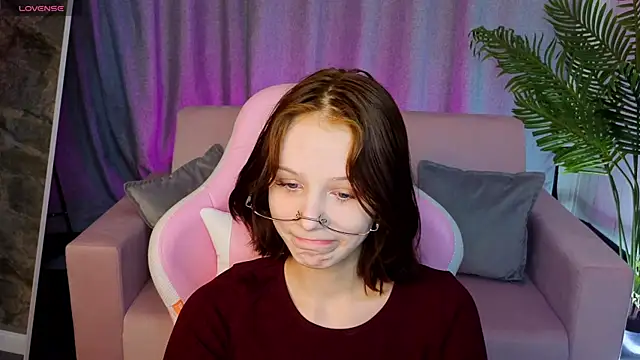 Snapshot of AliceJohansone chatting on May 20, 1:34 am AliceJohansone online show from May 20, 1:34 am
