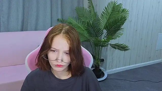 Snapshot of AliceJohansone chatting on May 24, 1:21 am AliceJohansone online show from May 24, 1:21 am