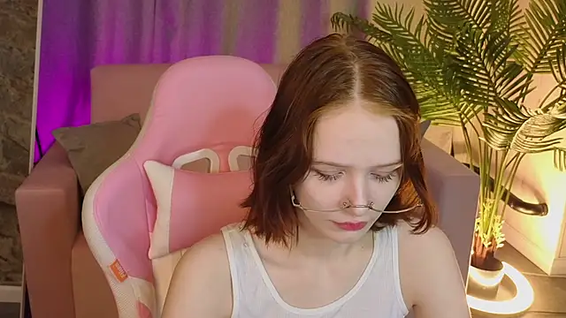 Snapshot of AliceJohansone chatting on May 25, 1:33 am AliceJohansone online show from May 25, 1:33 am