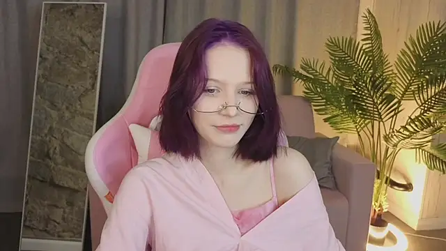 Snapshot of AliceJohansone chatting on May 28, 1:36 am AliceJohansone online show from May 28, 1:36 am