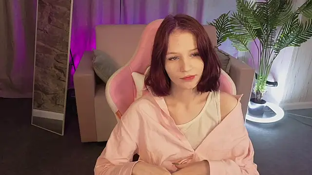 Snapshot of AliceJohansone chatting on May 30, 1:25 am AliceJohansone online show from May 30, 1:25 am