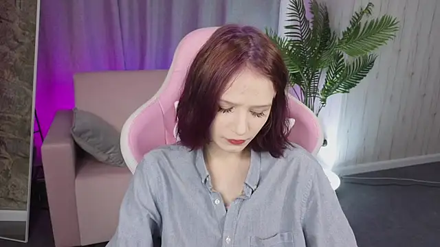 Snapshot of AliceJohansone chatting on June 1, 1:18 am AliceJohansone online show from June 1, 1:18 am