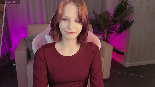 Snapshot of AliceJohansone chatting on June 5, 1:34 am AliceJohansone online show from June 5, 1:34 am