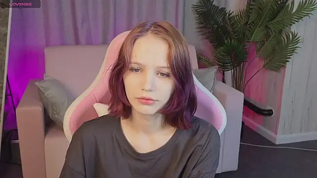 Snapshot of AliceJohansone chatting on June 6, 1:00 am AliceJohansone online show from June 6, 1:00 am