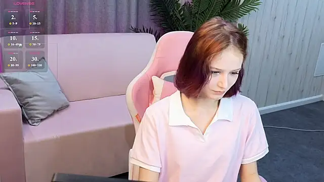 Snapshot of AliceJohansone chatting on June 8, 1:28 am AliceJohansone online show from June 8, 1:28 am
