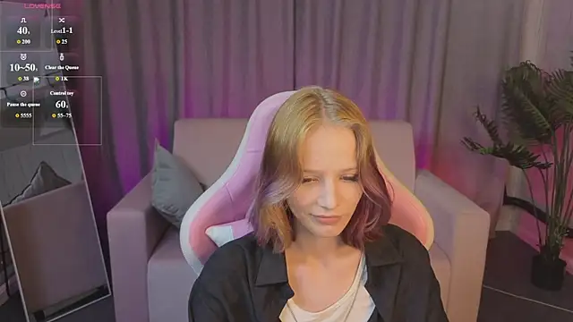 Snapshot of AliceJohansone chatting on June 19, 2:05 am AliceJohansone online show from June 19, 2:05 am
