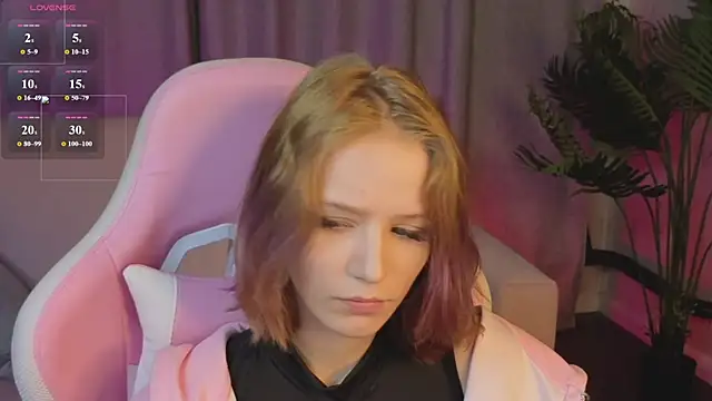 Snapshot of AliceJohansone chatting on June 20, 1:19 am AliceJohansone online show from June 20, 1:19 am
