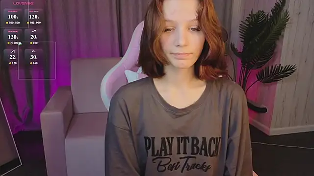 Snapshot of AliceJohansone chatting on June 22, 1:51 am AliceJohansone online show from June 22, 1:51 am