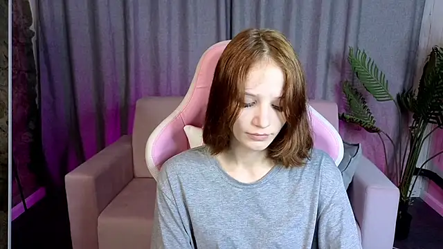 Snapshot of AliceJohansone chatting on June 27, 1:43 am AliceJohansone online show from June 27, 1:43 am
