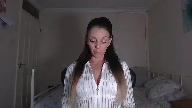 LouiseLovell online show from May 17, 7:21 pm
